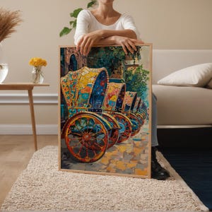 K&ouml;nnte beinhalten: Ein gerahmter Kunstdruck mit einer Reihe farbenfroher, verzierter Kutschen. Die Kutschen weisen leuchtende gelbe, blaue und rote Details auf. Das Kunstwerk wird vor einem neutralen Hintergrund pr&auml;sentiert, wobei eine Person den Rahmen h&auml;lt.