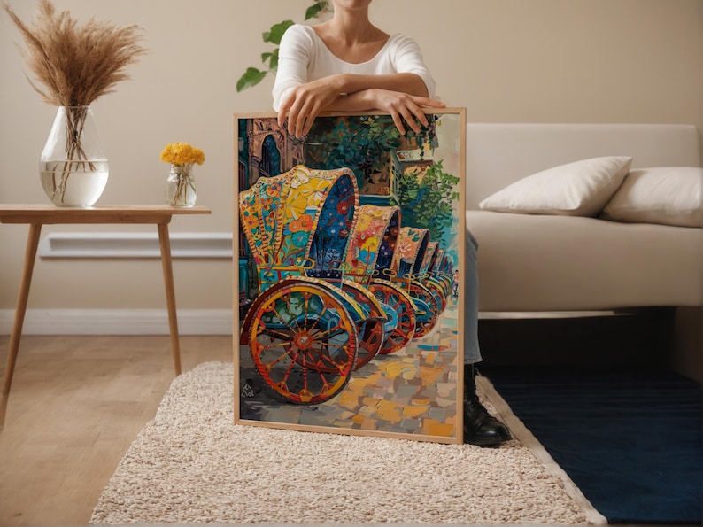 K&ouml;nnte beinhalten: Ein gerahmter Kunstdruck mit einer Reihe farbenfroher, verzierter Kutschen. Die Kutschen weisen leuchtende gelbe, blaue und rote Details auf. Das Kunstwerk wird vor einem neutralen Hintergrund pr&auml;sentiert, wobei eine Person den Rahmen h&auml;lt.