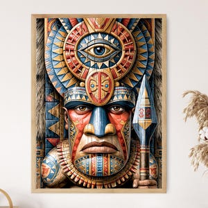 Può includere: Una stampa incorniciata raffigurante una figura tribale stilizzata con dettagli intricati. L'opera d'arte presenta un volto con motivi rossi, blu e gialli, un simbolo dell'occhio e una lancia. La tavolozza dei colori include toni della terra e tonalità vivaci.