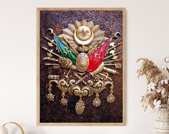 Può includere: Scultura a rilievo incorniciata e ornata, raffigurante un emblema dorato con bandiere, armi ed elementi decorativi. Le bandiere sono verdi e rosse e la scultura ha uno sfondo dettagliato e strutturato. La cornice è di colore marrone chiaro.