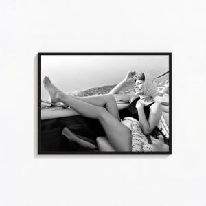 Sophia Loren entspannt auf einem Boot, 1960 Hollywood Filmplakat, italienische Schauspielerin Fotoabzug
