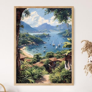 Pode incluir: Uma impressão emoldurada de uma paisagem costeira. A obra de arte retrata uma baía com veleiros, rodeada por colinas verdes e edifícios com telhados de telha vermelha. O céu é azul com nuvens brancas. A cena é emoldurada por folhagem tropical.