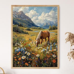 Pu&ograve; includere: Un cavallo marrone pascola in un campo di fiori selvatici. Il cavallo &egrave; in primo piano dell'immagine, con una catena montuosa sullo sfondo. I fiori selvatici sono in fiore e sono di vari colori, tra cui rosa, viola, giallo e bianco.