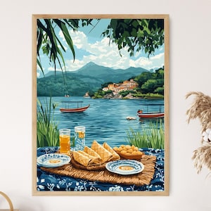 Puede incluir: Una pintura enmarcada que representa una escena de lago con un pequeño pueblo en el fondo. El lago es azul y hay dos barcos en el agua. En primer plano, hay una mesa de picnic con un plato de comida y dos vasos de jugo.