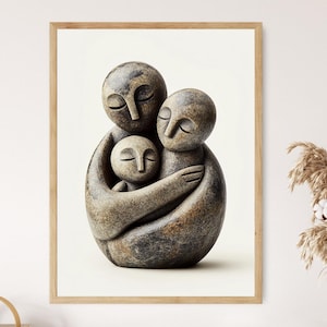 Op de afbeelding: Een sculptuur van drie figuren, een moeder, een vader en een kind, gebeeldhouwd in steen. De figuren omhelzen elkaar, wat familie en liefde symboliseert.