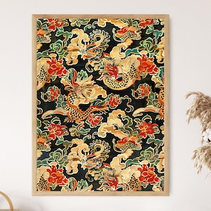 Op de afbeelding: Een zwarte achtergrond met een herhalend patroon van gouden en rode draken, wolken en bloemen. De draken zijn gestileerd en hebben een traditioneel Chinees ontwerp.