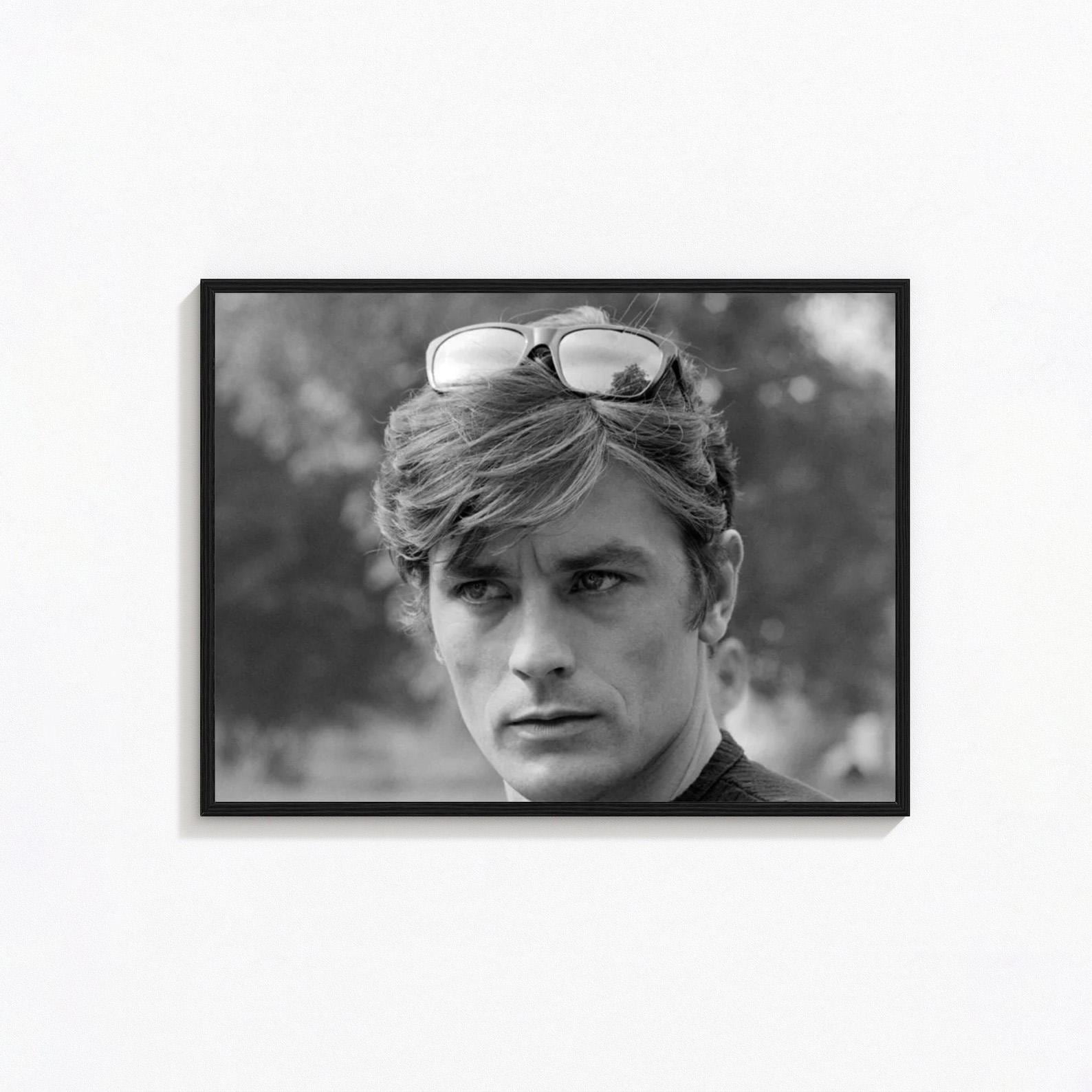 アラン・ドロンのプリント - 時代を超えた白黒映画スターのポスター