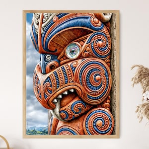 Può includere: Stampa incorniciata di una scultura in legno intagliato dettagliata. L'opera presenta un volto con motivi intricati nelle tonalità dell'arancione, del blu e del bianco. Lo sfondo mostra un cielo nuvoloso e un paesaggio.