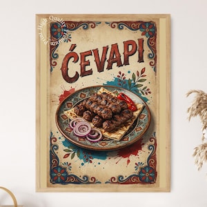 Peut inclure: Une affiche encadrée avec le texte ĆEVAPI en lettres rouges foncées. L'illustration montre des saucisses de viande grillées servies sur du pain plat avec des tranches d'oignon rouge et un piment rouge sur une assiette en céramique décorée.