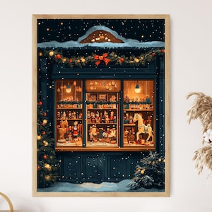 Può includere: Illustrazione incorniciata di una vetrina natalizia piena di giocattoli e decorazioni. Il negozio è blu scuro con un tetto innevato e una ghirlanda di fiocchi rossi e verde. Un albero di Natale è a sinistra e un terreno innevato in basso.