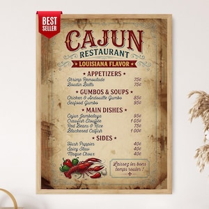Könnte beinhalten: Ein gerahmter Wandkunstdruck mit einer Speisekarte für ein Cajun-Restaurant im Vintage-Stil auf gealtertem Papierhintergrund. Der Text enthält Kategorien wie Appetizers, Gumbos & Soups, Main Dishes und Sides sowie ein rotes Best Seller-Etikett.
