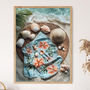 Könnte beinhalten: Ein gerahmtes Strandbild mit einem gewebten Korb, Muscheln, einem Strohhut und einem hellblauen Handtuch mit Blumenmuster. Das Bild zeigt einen Blick auf das Meer und den Sand und schafft ein sommerliches Küstenmotiv.