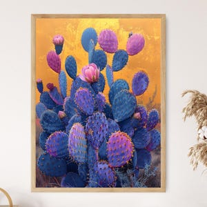 Op de afbeelding: Een close-up van een levendige cactusplant met paarse en roze pads tegen een gele achtergrond. De cactus bloeit met een roze bloem.