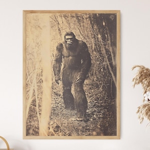 Stampa fotografica vintage di Bigfoot, arte murale di Sasquatch color seppia, fotografia di foresta criptica, arredamento paranormale retrò, poster di creature mitologiche
