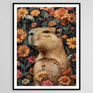 K&ouml;nnte beinhalten: Gerahmter Kunstdruck mit einem Capybara inmitten von Blumen. Das Capybara mit hellbraunem Fell ist von orangefarbenen, rosa und wei&szlig;en Bl&uuml;ten vor einem dunkelgr&uuml;nen Hintergrund umgeben. Das Kunstwerk ist eine digitale Illustration.