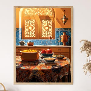 Könnte beinhalten: Ein gerahmter Druck einer Küchenszene mit einem Tisch, der für eine Mahlzeit gedeckt ist. Der Tisch ist mit einer bunten, gemusterten Tischdecke bedeckt und enthält Schalen mit Essen und Granatäpfeln. Die Küche hat eine orangefarbene Wand, blaue Fliesen und ein dekoratives Fenster.