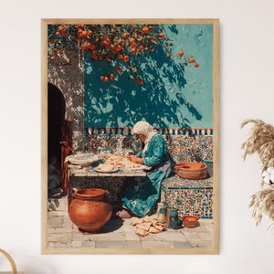 Könnte beinhalten: Gerahmter Kunstdruck einer Frau mit Kopftuch und türkisfarbenem Kleid, die an einem Tisch arbeitet. Die Szene spielt sich im Freien mit einer blauen Wand, einem Orangenbaum und Terrakottatöpfen ab. Das Kunstwerk hat einen Vintage-Malstil.