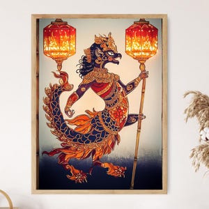 Può includere: Stampa incorniciata raffigurante una creatura mitica con una testa simile a un uccello e un corpo squamoso, che tiene due lanterne. La figura è in rosso, blu e oro. Le lanterne sono rosse e arancioni, con uno sfondo sfumato blu e bianco.