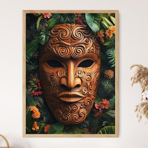 Può includere: Una maschera di legno con intagli intricati e un colore marrone scuro, circondata da foglie verdi lussureggianti e fiori vibranti. La maschera ha un design tradizionale polinesiano.