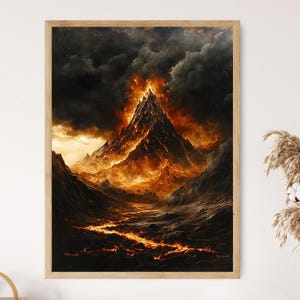 Könnte beinhalten: Ein feuriger Berggipfel bricht mit Flammen und Rauch gegen einen dunklen, stürmischen Himmel aus. Der Berg ist von einer Landschaft aus zerklüftetem, felsigem Gelände umgeben.