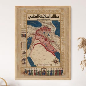 Może przedstawiać: Oprawiona mapa historyczna zatytułowana "ممالك السلاجقة العظمى" przedstawiająca Imperium Seldżuckie z czerwonymi terytoriami, niebieskimi morzami i złotymi obramowaniami. Wydruk zawiera ilustracje konnych wojowników, różę wiatrów oraz scenę dworską.