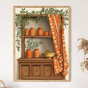Op de afbeelding: Een ingelijste print van een houten kast met planken, oranje potten en een kom met granen. Een oranje gordijn met een wit bloemmotief hangt van bovenaf. Groene wijnranken en bladeren omlijsten de kast en creëren een warme scène.