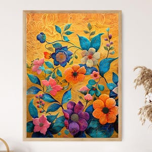 Op de afbeelding: Een ingelijste bloemenkunstprint met een levendig arrangement van kleurrijke bloemen. Het kunstwerk toont oranje, roze, paarse en blauwe bloesems met turquoise bladeren tegen een getextureerde gouden achtergrond. De houten lijst voegt een klassieke touch toe.