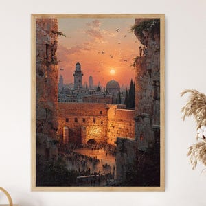 Może przedstawiać: Oprawiony wydruk artystyczny przedstawiający zachód słońca nad miastem na Bliskim Wschodzie. Grafika wykorzystuje ciepłą paletę barw z odcieniami pomarańczu, żółci i brązu. Scena obejmuje budynki, kopułę, minaret i tłum ludzi.