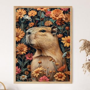 K&ouml;nnte beinhalten: Ein gerahmter Kunstdruck mit einem Capybara inmitten eines lebendigen Blumendekors. Das Kunstwerk zeigt das Capybara mit hellbraunem Fell, umgeben von orangefarbenen, rosa und wei&szlig;en Blumen vor einem dunkelgr&uuml;nen Hintergrund. Der Rahmen ist hellbraun.