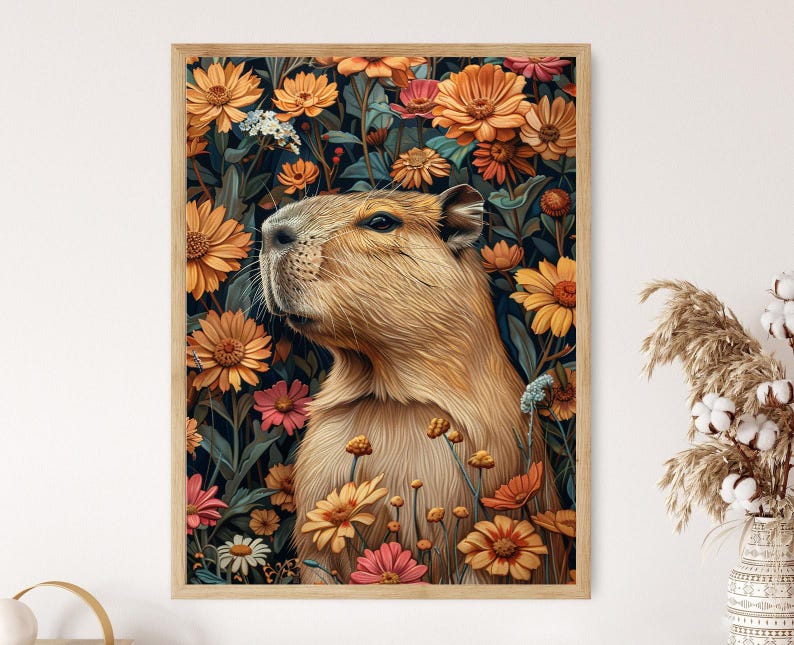 K&ouml;nnte beinhalten: Ein gerahmter Kunstdruck mit einem Capybara inmitten eines lebendigen Blumendekors. Das Kunstwerk zeigt das Capybara mit hellbraunem Fell, umgeben von orangefarbenen, rosa und wei&szlig;en Blumen vor einem dunkelgr&uuml;nen Hintergrund. Der Rahmen ist hellbraun.