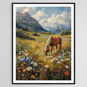 Pu&ograve; includere: Un cavallo marrone pascola in un campo di fiori selvatici. I fiori sono un mix di bianco, giallo, blu e arancione. Il cavallo &egrave; in primo piano, con una catena montuosa sullo sfondo.