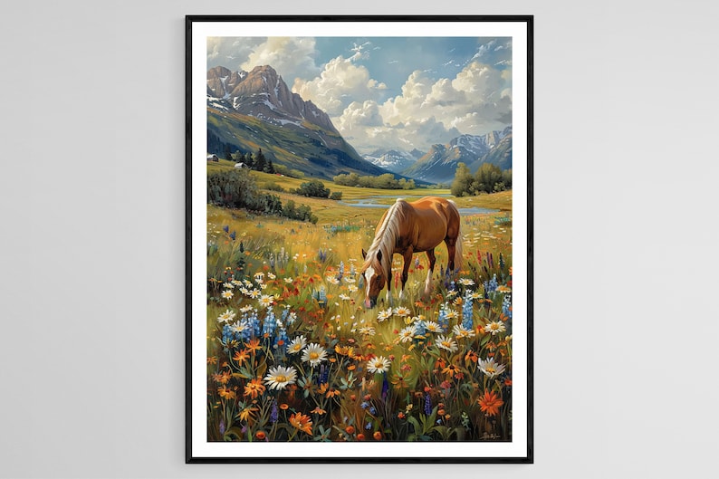 Pu&ograve; includere: Un cavallo marrone pascola in un campo di fiori selvatici. I fiori sono un mix di bianco, giallo, blu e arancione. Il cavallo &egrave; in primo piano, con una catena montuosa sullo sfondo.