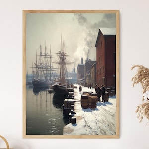 以下が含まれることがあります： 雪が降った港の風景を描いた絵画。船が何隻か岸壁に停泊している。背景の建物は赤レンガ造りで、空は霞んだ灰色である。