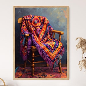 Könnte beinhalten: Ein Holzstuhl mit einer bunten, gemusterten Wolldecke, die darüber gelegt ist. Die Decke hat Fransen und ist in Rot-, Orange-, Lila- und Blautönen gehalten.