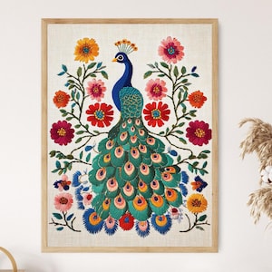 Könnte beinhalten: Gestickter Pfau Kunstdruck in einem Holzrahmen. Der Pfau ist mit einem blauen Körper, grünen Schwanzfedern und einer Krone dargestellt. Das Kunstwerk ist von farbenfrohen, gestickten Blumen in Rot-, Orange- und Rosatönen umgeben.