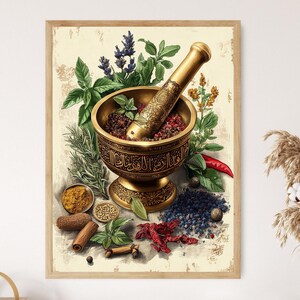 Könnte beinhalten: Eine Vintage-Illustration eines Mörser und Stößers, gefüllt mit Gewürzen und Kräutern. Der Mörser ist mit arabischer Schrift verziert und von verschiedenen Gewürzen umgeben, darunter Zimtstangen, Nelken und Pfefferkörner.