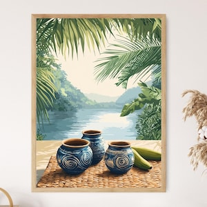 Peut inclure: Une impression d'art encadrée représentant un paysage tropical avec vue sur un lac. Trois pots en céramique bleus avec des motifs en spirale sont posés sur un tapis tissé. Le feuillage vert entoure la scène, créant une atmosphère paisible.
