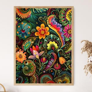 Może przedstawiać: Oprawiony wydruk artystyczny z żywym wzorem kwiatowym. Grafika przedstawia gęsty układ stylizowanych kwiatów i liści w odcieniach pomarańczu, żółci, różu i zieleni na ciemnym tle. Rama jest w jasnym kolorze drewna.