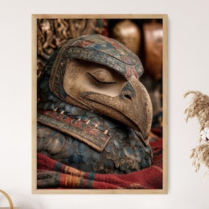 Peut inclure: Impression encadrée d'une sculpture détaillée d'une tête d'oiseau, probablement un aigle ou un faucon. L'œuvre présente des motifs complexes dans des tons de bleu, de marron et de rouge. L'oiseau repose sur un textile rouge et multicolore.