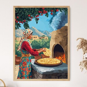 Peut inclure: Une femme en robe colorée cuit du pain plat dans un four en terre traditionnel. Le four est entouré d'un mur en pierre et d'un arbre vert luxuriant. La femme tient un pain plat rond dans sa main, et il y a d'autres pains plats sur un plateau devant elle.