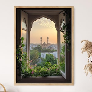 Può includere: Una finestra con vista su una moschea in lontananza. La finestra è incorniciata in legno e ha una cornice bianca. La moschea è circondata da alberi ed edifici. Il cielo è blu e il sole splende.