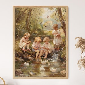 Op de afbeelding: Een ingelijst vintage schilderij toont vier jonge kinderen die bij een beekje spelen, met papieren bootjes die op het water drijven. Het kunstwerk toont een natuurlijk landschap met bomen, een waterval en vogels in de vlucht, wat nostalgie oproept.