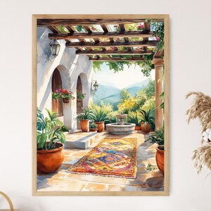 Pode incluir: Uma pintura a aquarela de um pátio branco com uma fonte de terracota, plantas em vasos e um tapete colorido. O pátio é coberto por uma pérgola de madeira com videiras crescendo nela. O fundo mostra uma vista de uma encosta verde.