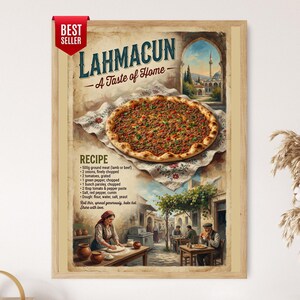 Könnte beinhalten: Ein rechteckiges Wandplakat mit dem Titel LAHMACUN A Taste of Home, das eine zentrale Abbildung eines runden Fleischfladenbrots auf einem gemusterten Tuch, eine Rezeptliste mit Zutaten und eine Szene mit Menschen auf einem Marktplatz zeigt.