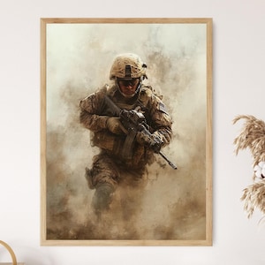 Pode incluir: Uma impressão emoldurada com um soldado em equipamento de combate, segurando um rifle, em meio a poeira. O soldado está usando um capacete e uniforme de camuflagem. A obra de arte tem um estilo realista com uma paleta de cores suaves, criando uma sensação de ação e intensidade.