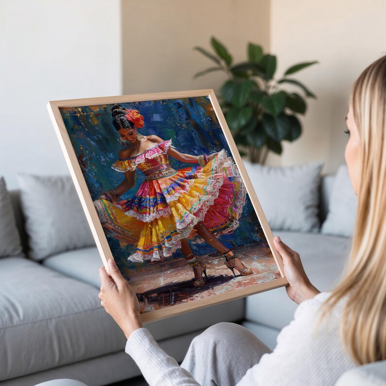 Puede incluir: Pintura enmarcada de una mujer bailando con un vestido colorido. La obra presenta tonos vibrantes de amarillo, rosa y azul. La mujer lleva un adorno floral en el pelo y tacones altos. El marco es de madera clara.