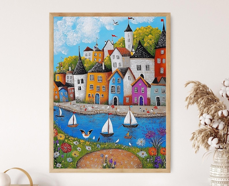 Puede incluir: Una pintura colorida de un pueblo costero con casas en varios tonos de amarillo, azul, rosa y verde. Las casas est&aacute;n agrupadas y tienen molduras blancas. Hay veleros en el agua frente al pueblo. El cielo es azul con nubes blancas.