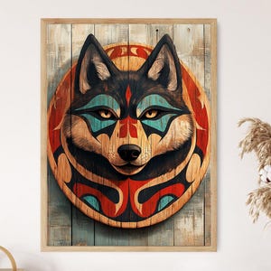 Op de afbeelding: Een houten kunstwerk in een lijst met een gestileerde wolfskop. De wolf is afgebeeld met zwarte vacht, turquoise en rode accenten en gele ogen. Het kunstwerk staat tegen een achtergrond van verweerde houten planken, wat een rustieke uitstraling creëert.