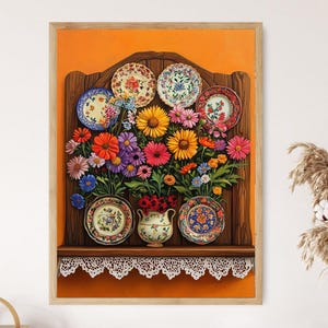 Puede incluir: Una obra de arte enmarcada que presenta una estantería de madera con platos decorativos y flores vibrantes. Los platos tienen diseños florales, y las flores incluyen girasoles y margaritas. El fondo es naranja.