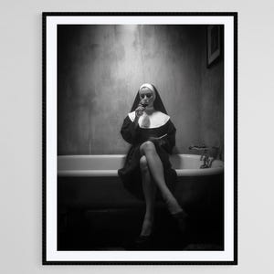 Stimmungsvolle Nonne Art Print, Noir Fotografie Wanddekor, Gothic schwarz-weiße Badeszene, Mysteriöses Femme Fatale Poster